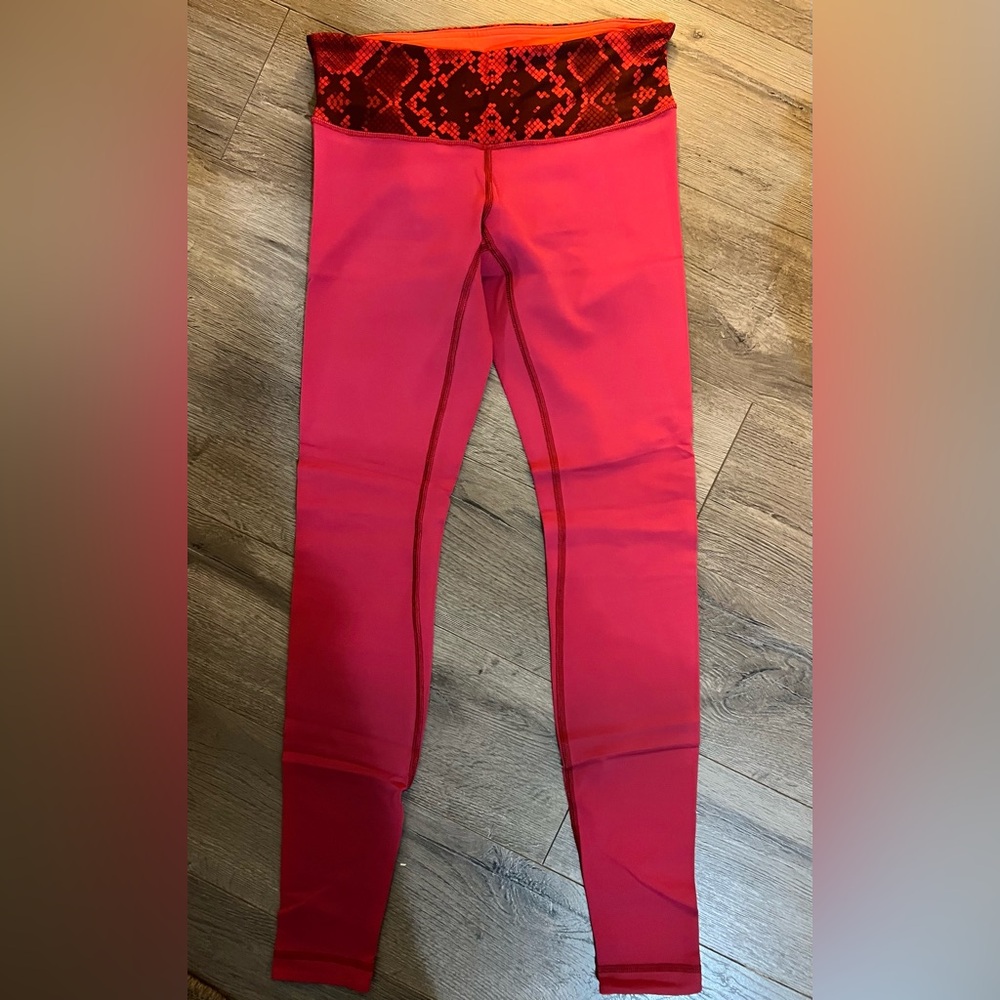 Lululemon REVERSIBLE leggings, size 6
